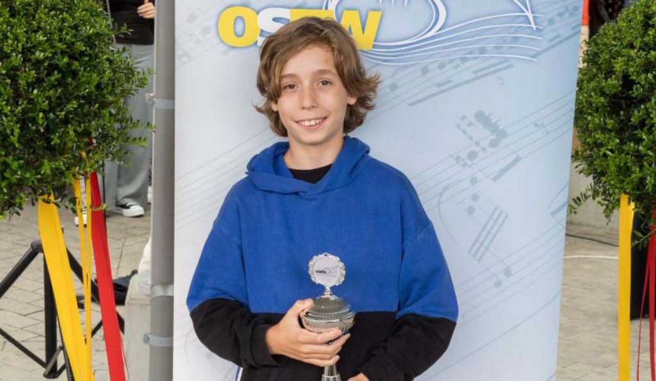 Der Musikschüler Theo Hoppe hält seinen Pokal vom OSEW 2024. 